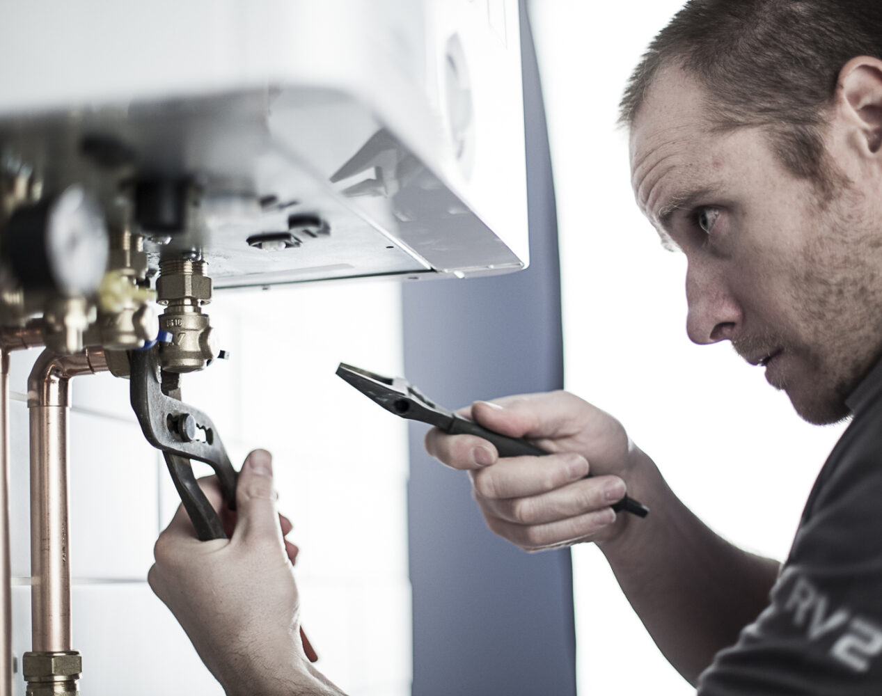 Model Plumber gets to grip with the technicals, Behind-the-scenes image in product studio session